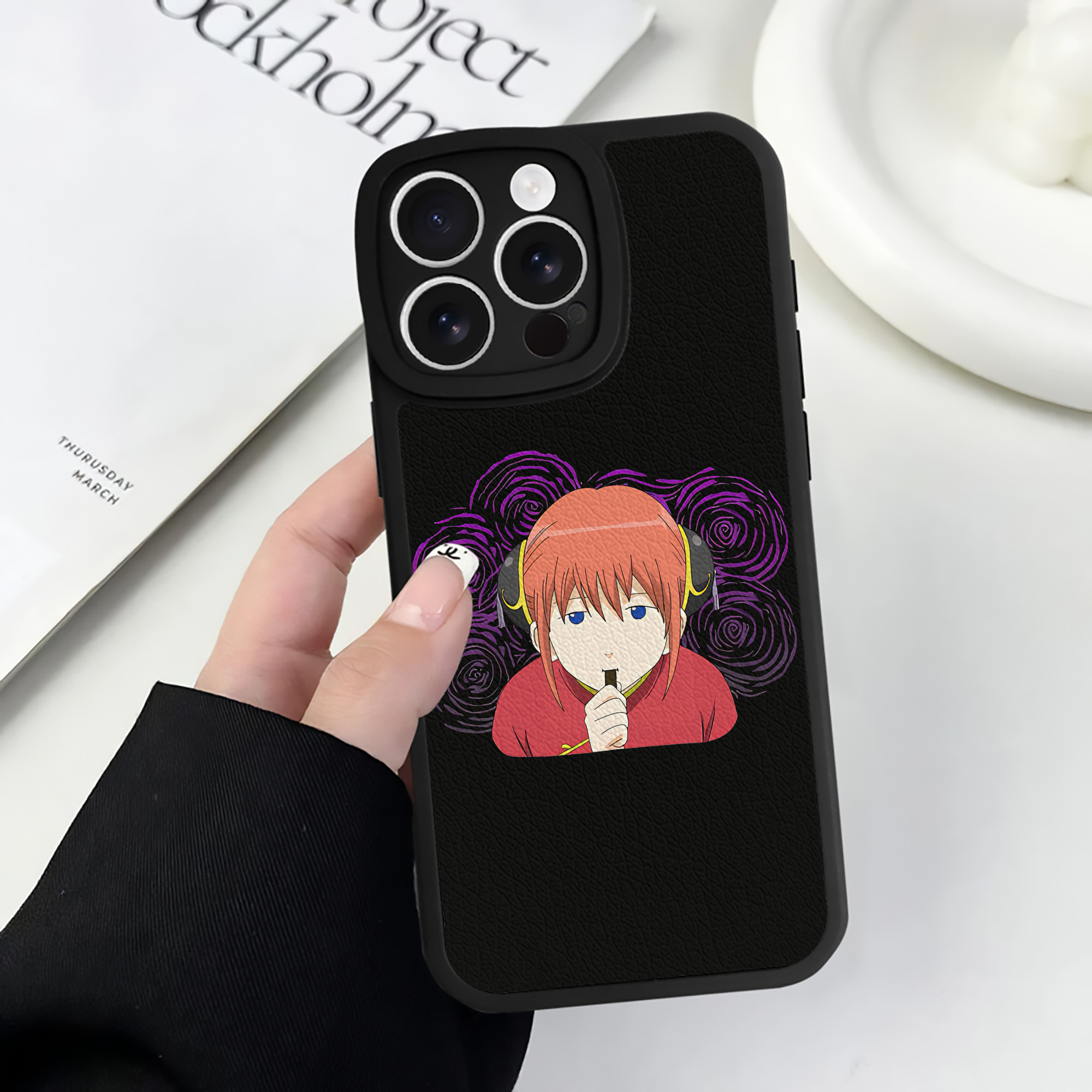 （画像用） ぎんたま 坂田銀時（さかたぎんとき） 神楽 志村新八（しむら しんぱち） GINTAMA Sakata Gintoki Kagura Shimura Shinpachi 【iPhone 16シリーズ対応】シリコンスマホケース（レザー調） 材質：シリコン